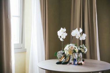 Yüksek topuklu ayakkabı ve Düğün Buketler