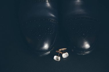 siyah oxford Ayakkabı ve kol düğmeleri