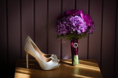 Düğün buketi ve topuklar çifti