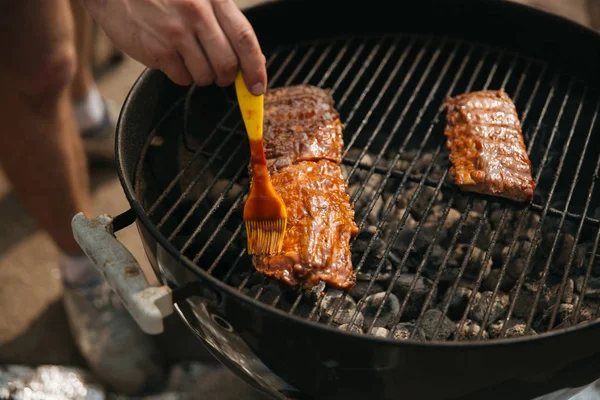 Homem Cozinhar carne na grelha — Fotografia de Stock