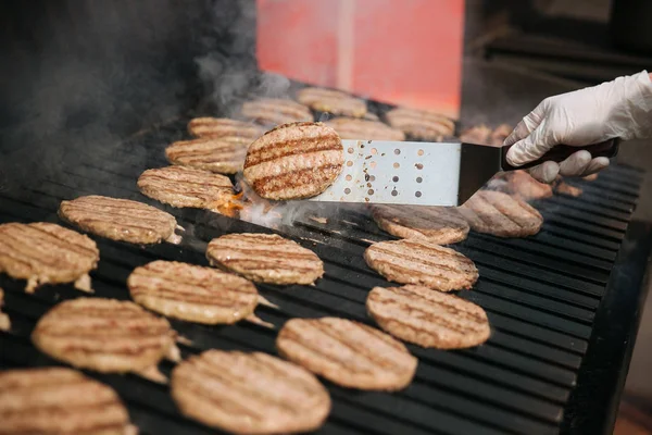 Man frying meat on grill — Stock Photo, Image