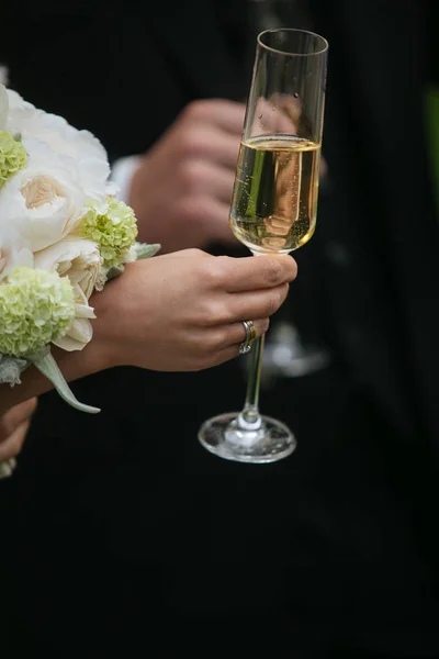Bride holding glass of champagne — Stock Photo, Image
