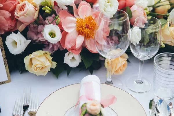 Mesa de ajuste decorada com flores — Fotografia de Stock