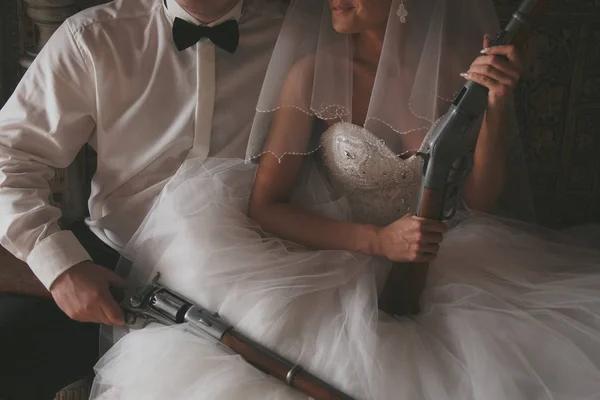 Just married couple posing with guns — Stock Photo, Image