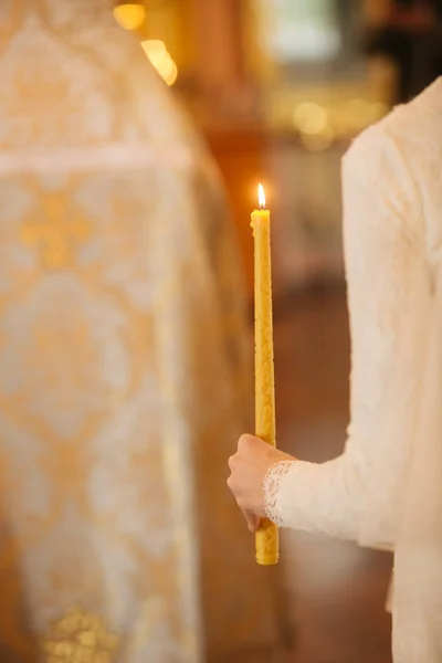 Невеста держит свечу — стоковое фото