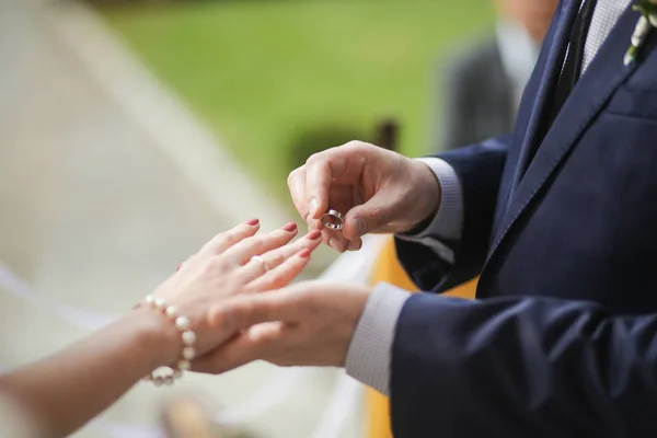 Fiance putting ring on fiancee finger — Stock Photo, Image