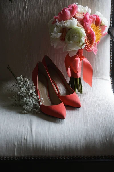 Piros magas sarkú cipők — Stock Fotó