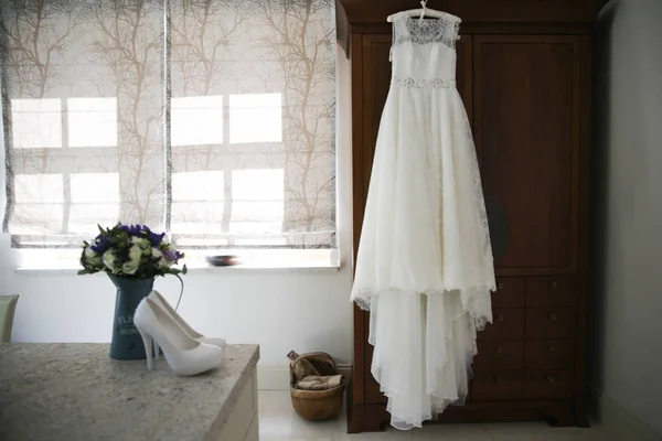 Весільна сукня та взуття на високих підборах — стокове фото
