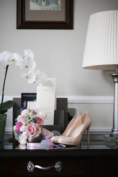 Magas sarkú cipő és esküvői csokor — Stock Fotó