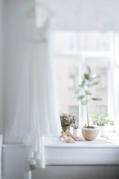 Robe de mariée et chaussures à talons hauts — Photo