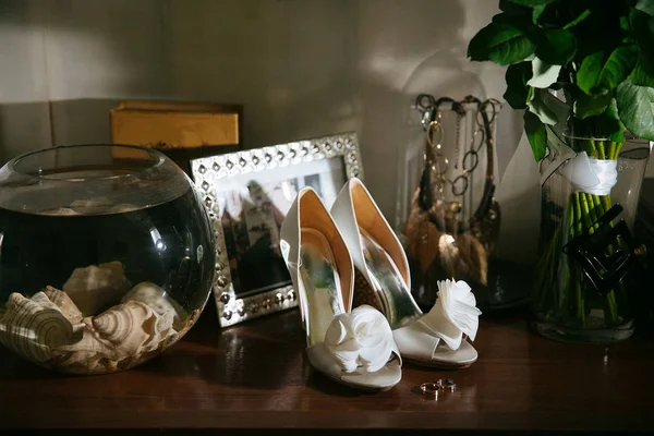 Magas sarkú cipő, esküvői Jegygyűrűk — Stock Fotó