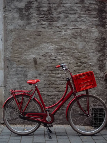 Vélo rouge avec panier debout — Photo