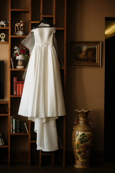 Свадебное платье висит на шкафу Лицензионные Стоковые Фото
