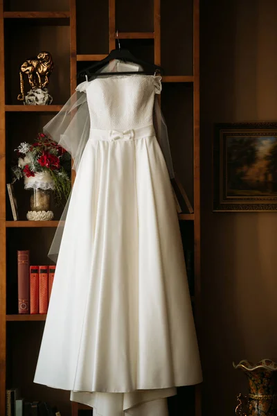Свадебное платье висит на шкафу Стоковое Фото