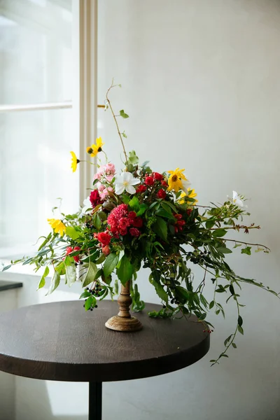 Arreglo floral en jarrón dorado - foto de stock