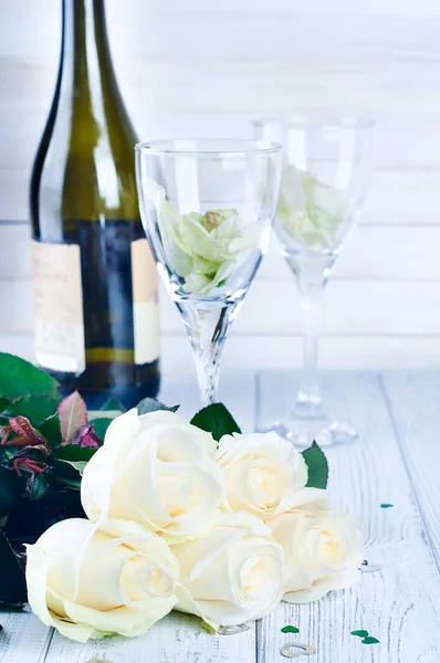 Due bicchieri con fiori — Foto Stock