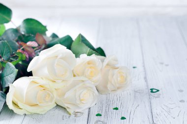 Tahta arka planda güzel güller