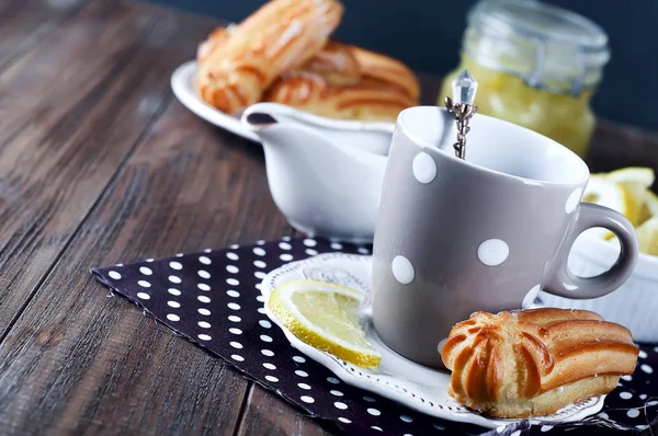 Sabrosos pasteles sobre mesa de madera — Foto de Stock