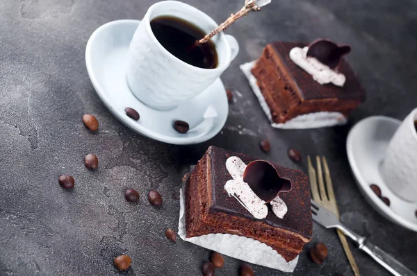 Gâteau au chocolat avec une tasse de café — Photo