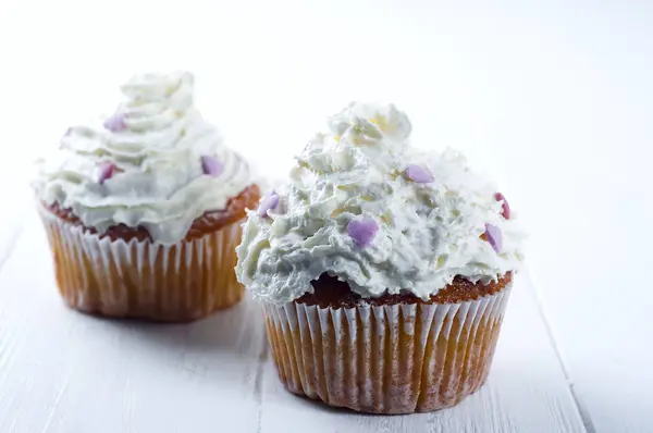 Capcakes alla vaniglia fatti in casa con crema — Foto Stock