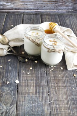 yulaf ezmesi ve bal ile ev yapımı yoğurt