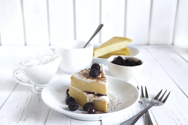 Keso bakat pudding, gräddfil och blåbär — Stockfoto