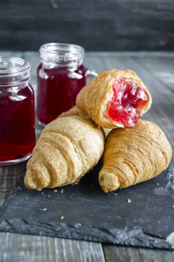 Meyve çayı ile taze kruvasanlar
