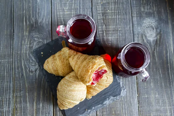 Croissants frescos con té de frutas — Foto de Stock