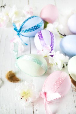 Paskalya yumurtası beyaz zemin üzerine dekore edilmiştir