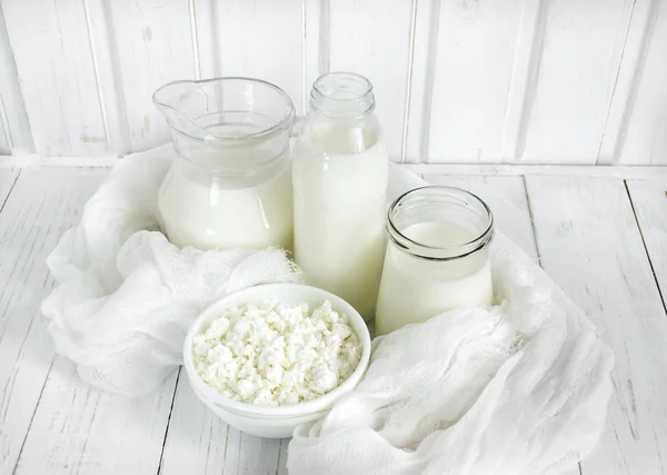 Färsk mjölk och keso — Stockfoto