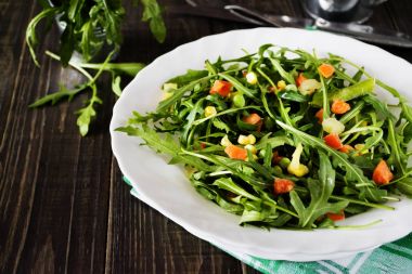 Beyaz bir plaka üzerinde taze sulu roka