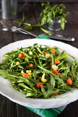 Beyaz bir plaka üzerinde taze sulu roka