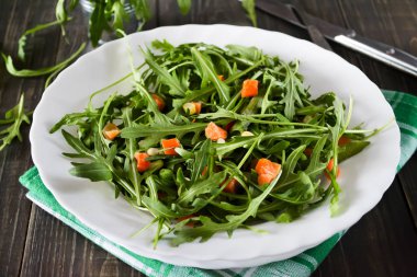 Beyaz bir plaka üzerinde taze sulu roka