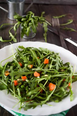 Beyaz bir plaka üzerinde taze sulu roka