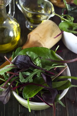 ahşap zemin üzerinde taze karışık salata kâsesi