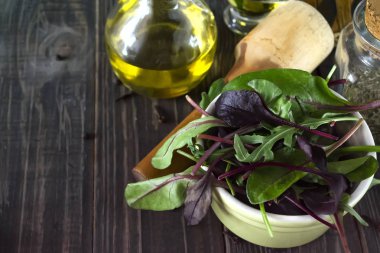 ahşap zemin üzerinde taze karışık salata kâsesi