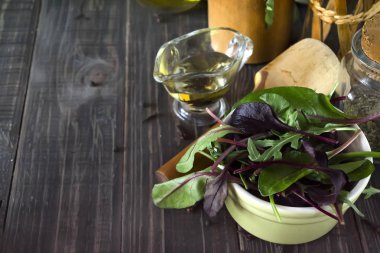 ahşap zemin üzerinde taze karışık salata kâsesi