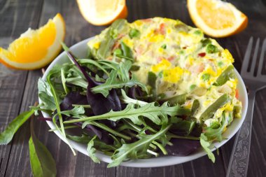 Kahvaltı, omlet ve taze karışık salata sebze ile