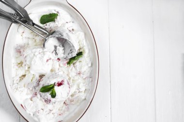 Berry reçelli vanilyalı dondurma