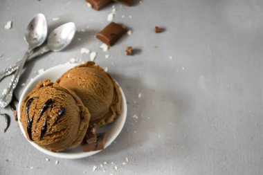 Bir tabak içinde çikolatalı dondurma
