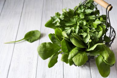 taze yeşil sebze sepeti