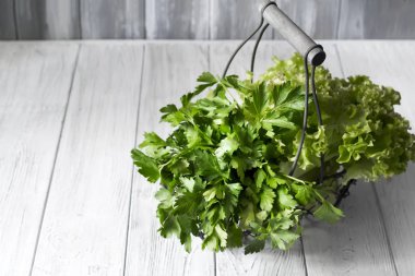 taze yeşil sebze sepeti