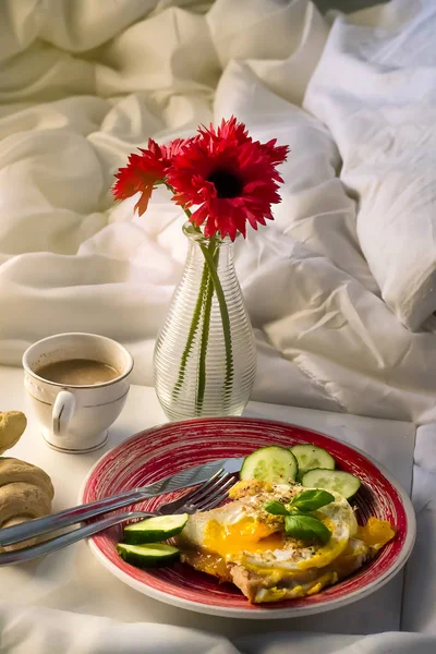 Gesundes Frühstück ins Bett serviert — Stockfoto