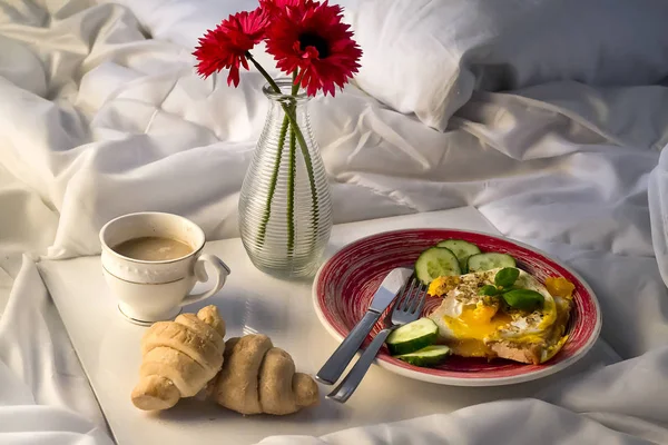 Desayuno saludable servido en la cama — Foto de Stock