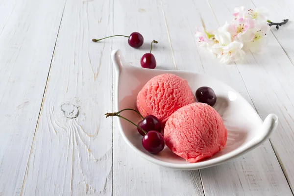 Deux cuillères de crème glacée aux fruits — Photo