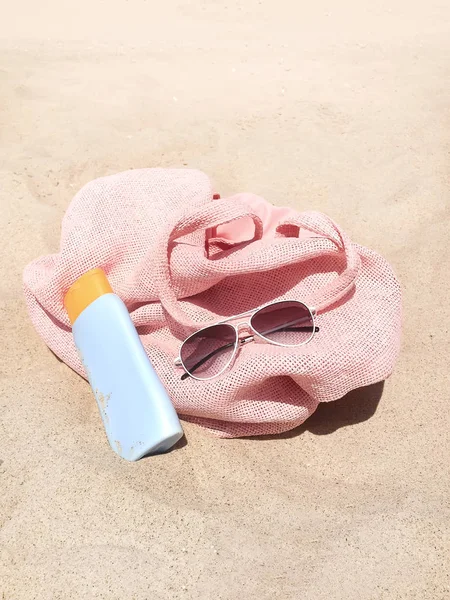 Saco, protetor solar, óculos de sol na praia — Fotografia de Stock
