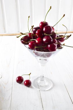 Cam ahşap beyaz zemin üzerine taze kiraz