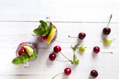Kiraz içkiyle soğuk taze kiraz