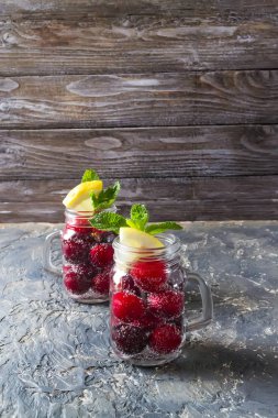 Taze içki kiraz, nane ve limon ile