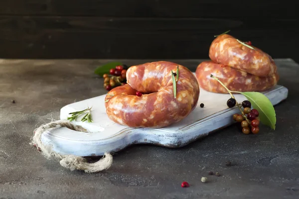 Biberiye ve baharatlar ile kızartma için çiğ sosis